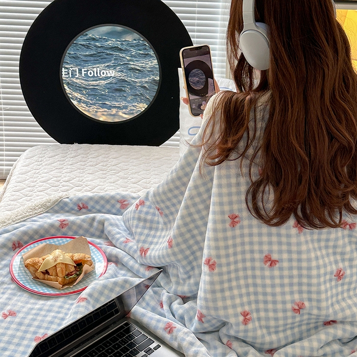 91家纺网 家纺一手货源 找家纺 昔可家纺 2024新款羊羔绒牛奶绒毛毯系列（三）-场景二-少女风系列 蓝格蝴蝶结