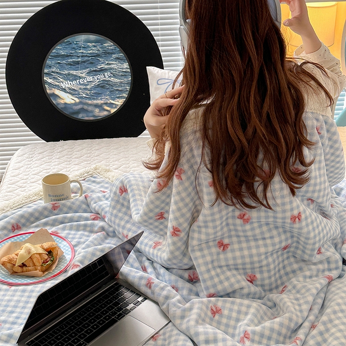 91家纺网 家纺一手货源 找家纺 昔可家纺 2024新款羊羔绒牛奶绒毛毯系列（三）-场景二-少女风系列 蓝格蝴蝶结