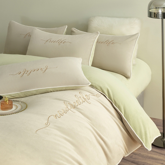 91家纺网 家纺一手货源 找家纺 安莱生活 2024新款A类高克重小香风奢美牛奶绒英文刺绣四件套 浅奈灰配秧绿