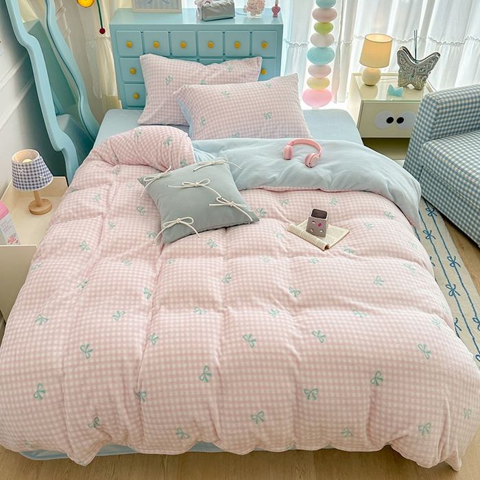 91家纺网 家纺一手货源 找家纺 昔可家纺 2024新款印花牛奶绒四件套系列-ins少女系列 粉格蝴蝶结