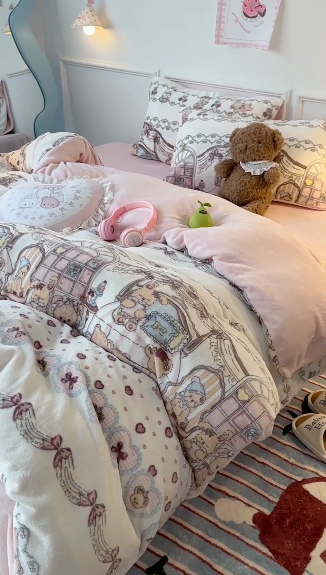 91家纺网 家纺一手货源 找家纺 昔可家纺 2024新款印花牛奶绒四件套系列-洛丽塔风 小熊玩偶屋