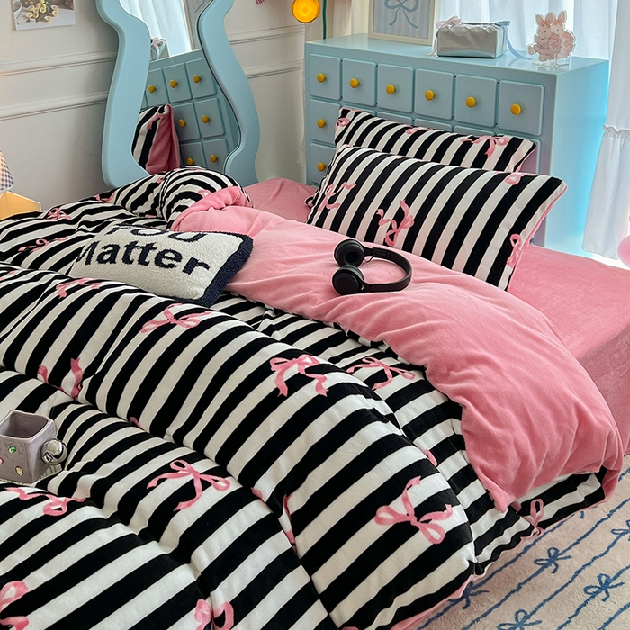 91家纺网 家纺一手货源 找家纺 昔可家纺 2024新款印花牛奶绒四件套系列-ins少女系列 黑粉芭蕾蝴蝶结