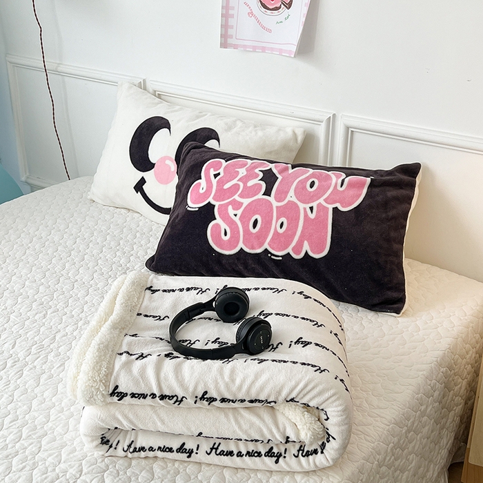 91家纺网 家纺一手货源 找家纺 昔可家纺 2024新款羊羔绒牛奶绒毛毯系列（三）-场景二-ins风系列 潮趣黑色字母