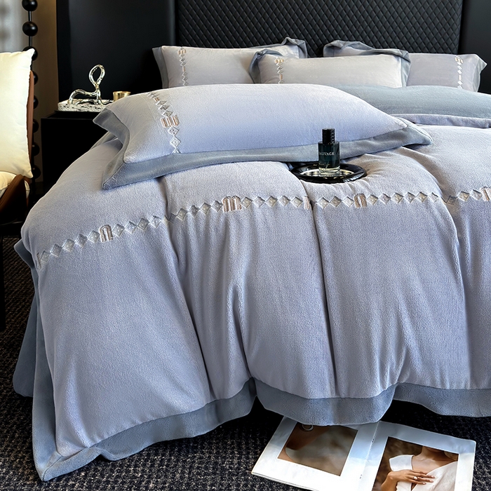 91家纺网 家纺一手货源 找家纺 凡客家居 2024新款高克重牛奶绒绣花拼角四件套 海洋蓝