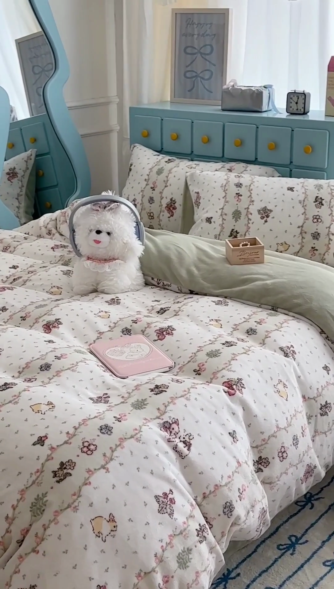91家纺网 家纺一手货源 找家纺 昔可家纺 2024新款印花牛奶绒四件套系列-复古小清新系列 花朵草莓兔