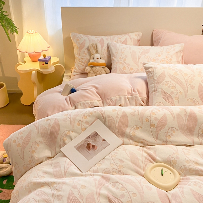 91家纺网 家纺一手货源 找家纺 呗旺鹿 2024新款高克重着色烂花雕花牛奶绒轻奢四件套 春日铃兰樱花粉