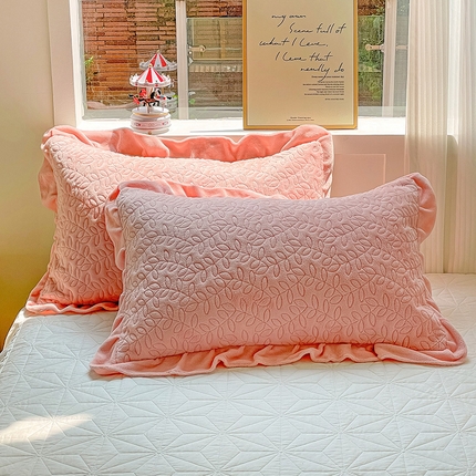 91家纺网 家纺一手货源 找家纺 漫时光 2025新款纯色牛奶绒花边款枕套 罗曼-蜜桃粉