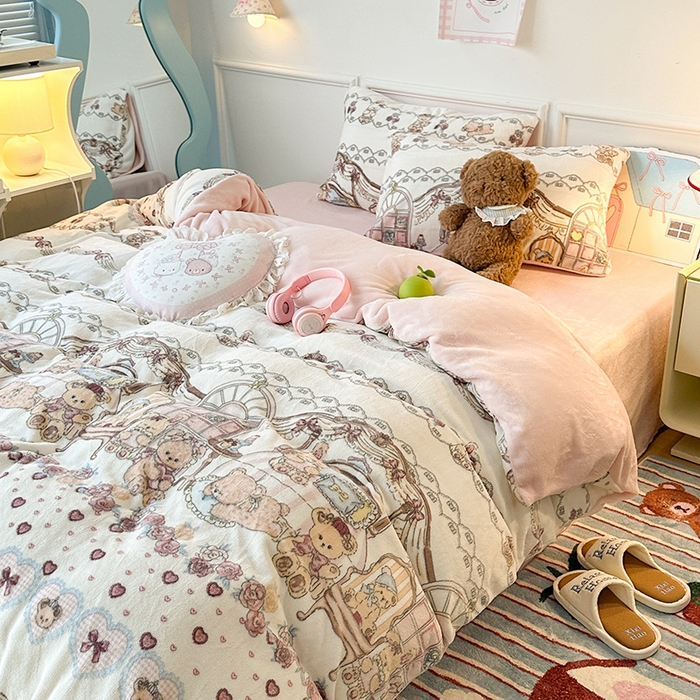 91家纺网 家纺一手货源 找家纺 昔可家纺 2024新款印花牛奶绒四件套系列-洛丽塔风 小熊玩偶屋