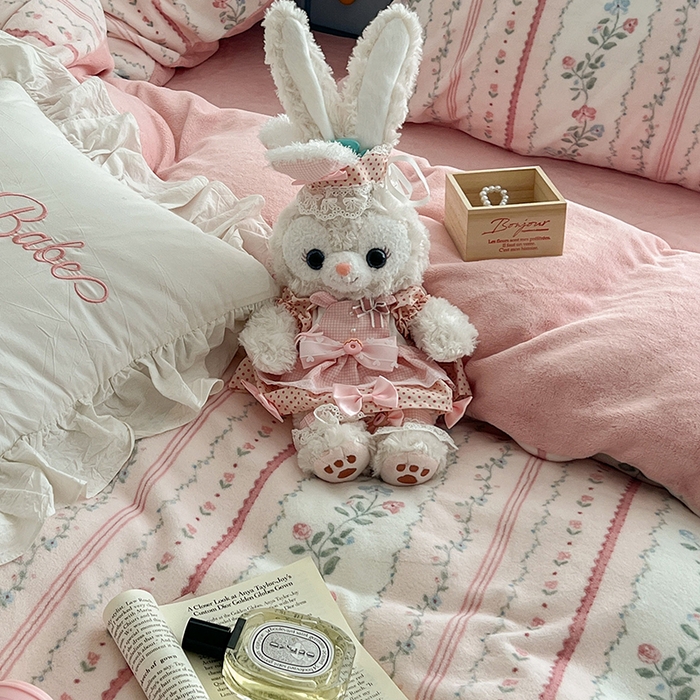 91家纺网 家纺一手货源 找家纺 昔可家纺 2024新款印花牛奶绒四件套系列-复古小清新系列 琉璃花语 粉