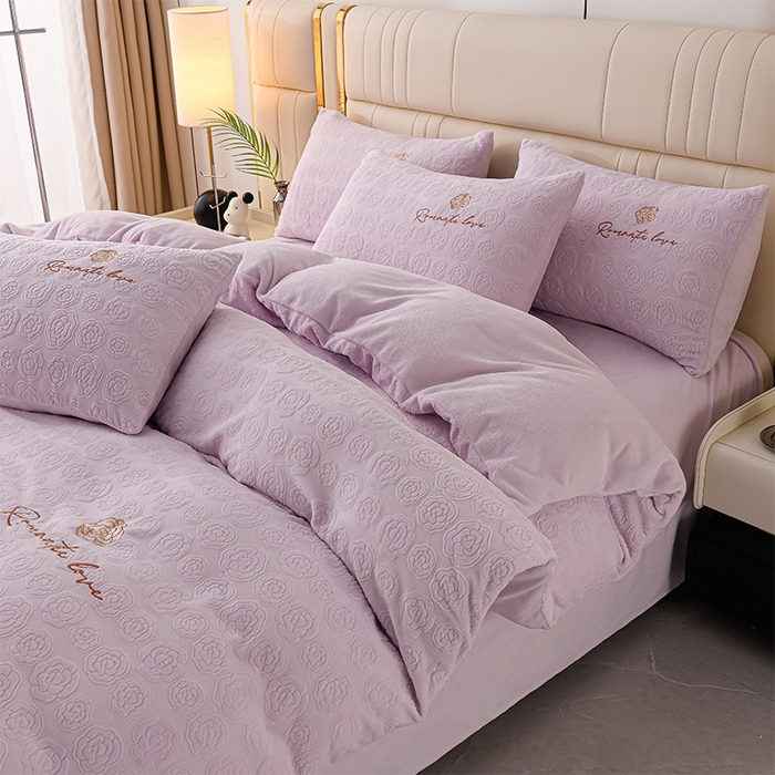 91家纺网 家纺一手货源 找家纺 眠多宝 2024新款纯色牛奶雕花绒刺绣四件套 梦幻紫