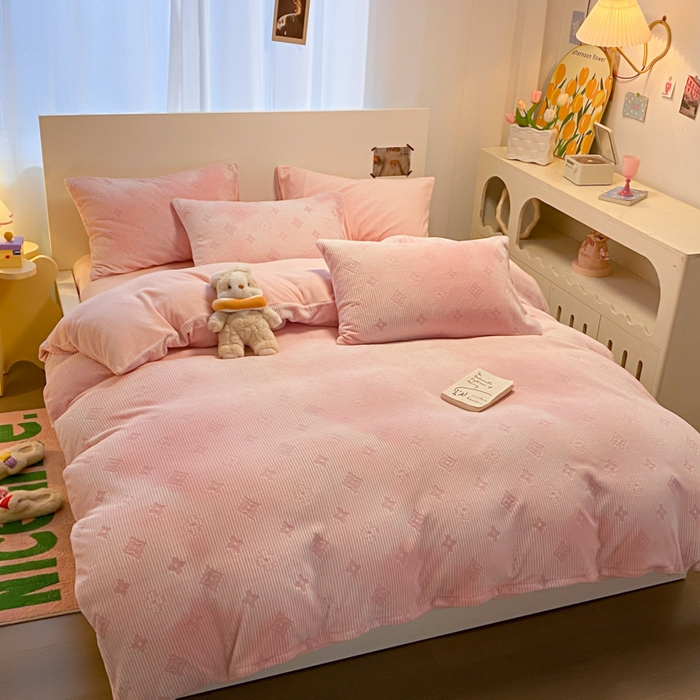 91家纺网 家纺一手货源 找家纺 呗旺鹿 2024新款高克重着色烂花雕花牛奶绒轻奢四件套 爱维芙蓉粉