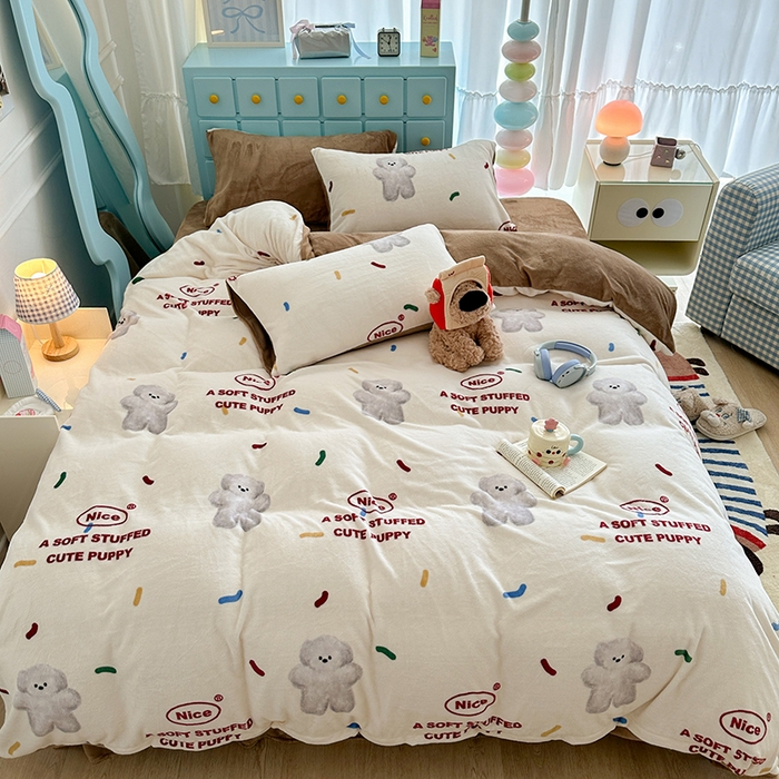 91家纺网 家纺一手货源 找家纺 昔可家纺 2024新款印花牛奶绒四件套系列-卡通系列 朱古力小灰熊