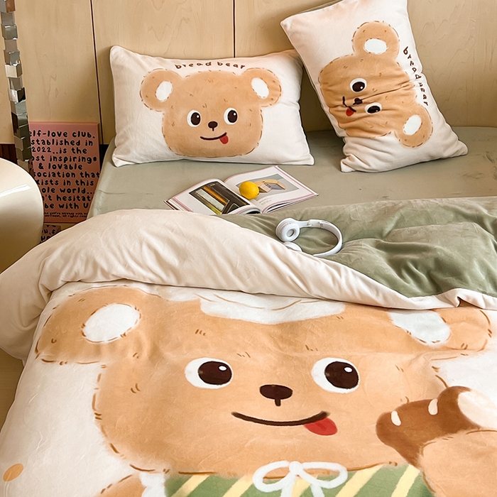 91家纺网 家纺一手货源 找家纺 昔可家纺 2024新款大版数码印花设计师牛奶绒四件套 厨师熊仔