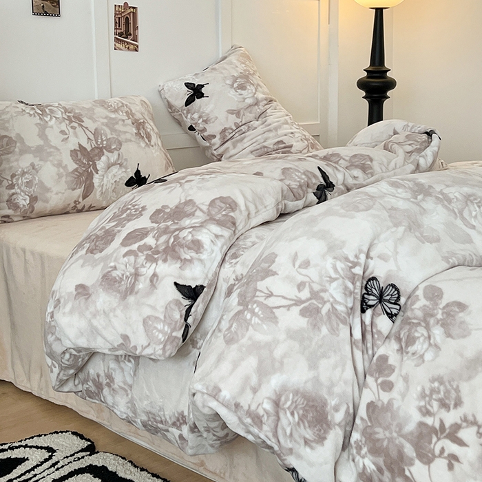 91家纺网 家纺一手货源 找家纺 昔可家纺 2024新款印花牛奶绒四件套系列-复古小清新系列 水墨花蝴蝶