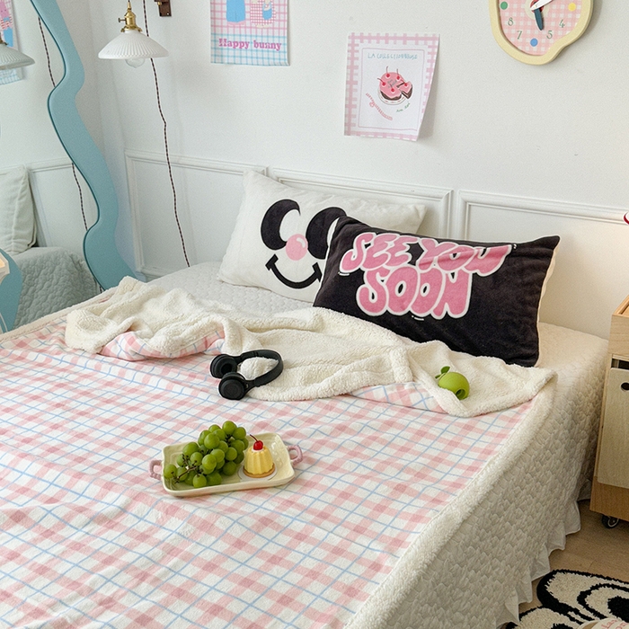 91家纺网 家纺一手货源 找家纺 昔可家纺 2024新款羊羔绒牛奶绒毛毯系列（三）-场景二-ins风系列 丝雾粉格