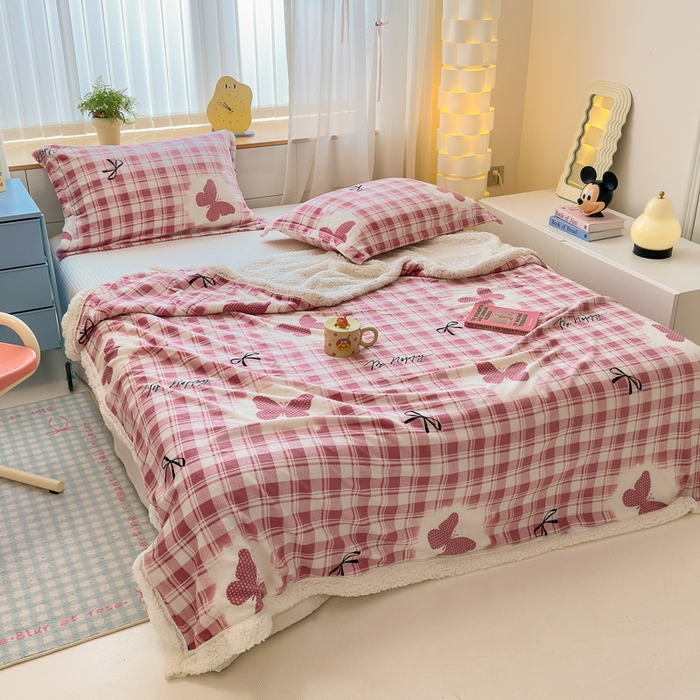 91家纺网 家纺一手货源 找家纺 花伞家居 2024直播新款牛奶绒羊羔绒多功能复合拉链被套款毛毯 毛毯-粉格子蝴蝶