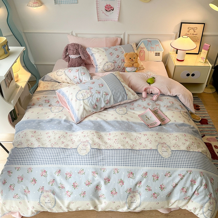 91家纺网 家纺一手货源 找家纺 昔可家纺 2024新款秋冬新款棉加牛奶绒四件套 蓝格草莓兔