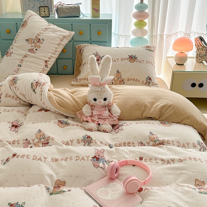 91家纺网 家纺一手货源 找家纺 昔可家纺 2024新款印花牛奶绒四件套系列-卡通系列 萌宠伙伴