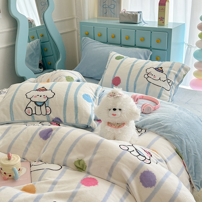 91家纺网 家纺一手货源 找家纺 昔可家纺 2024新款印花牛奶绒四件套系列-卡通系列 蓝波纹奶狗