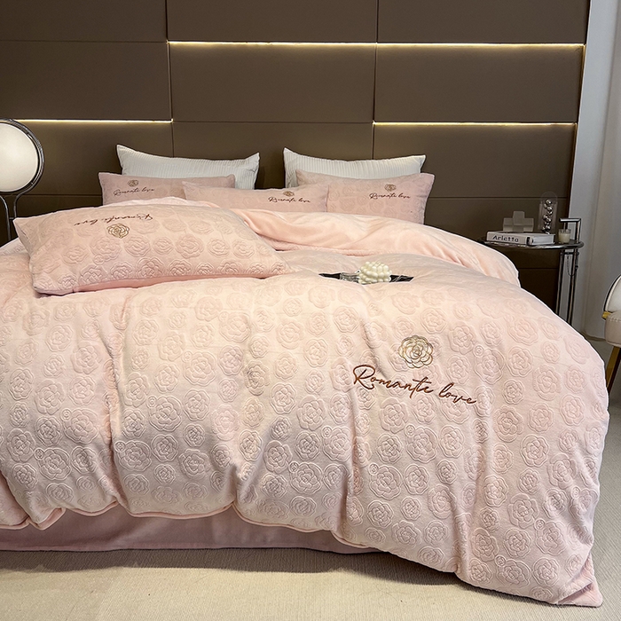 91家纺网 家纺一手货源 找家纺 眠多宝 2024新款纯色牛奶雕花绒刺绣四件套 樱花粉