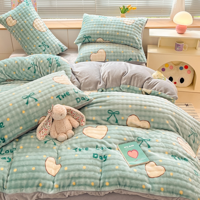 91家纺网 家纺一手货源 找家纺 梵克保罗 2024秋冬新款加厚泡泡牛奶绒数码印花工艺立体仿兔毛四件套 爱心绿