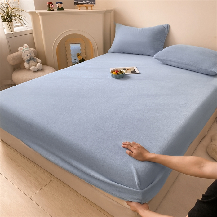 91家纺网 家纺一手货源 找家纺 眠帛家居 2024新款纯色高克重牛奶绒单床笠 天空蓝