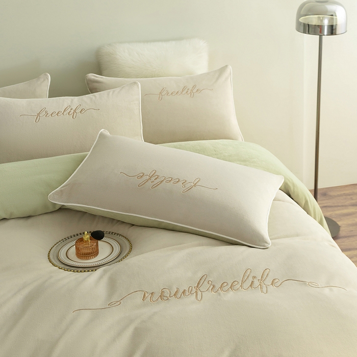 91家纺网 家纺一手货源 找家纺 安莱生活 2024新款A类高克重小香风奢美牛奶绒英文刺绣四件套 浅奈灰配秧绿