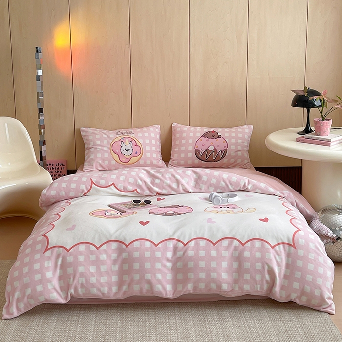 91家纺网 家纺一手货源 找家纺 昔可家纺 2024新款大版数码印花设计师牛奶绒四件套 甜甜圈萌宠