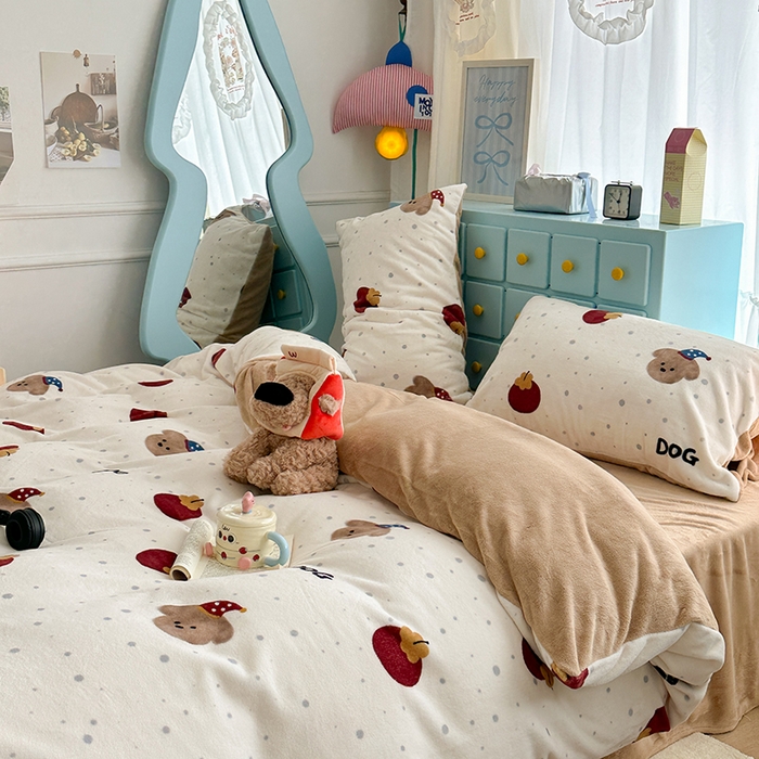 91家纺网 家纺一手货源 找家纺 昔可家纺 2024新款印花牛奶绒四件套系列-卡通系列 苹果小棕狗