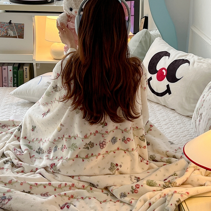 91家纺网 家纺一手货源 找家纺 （总）昔可家纺 2024新款保暖甜美草莓小兔单层毯