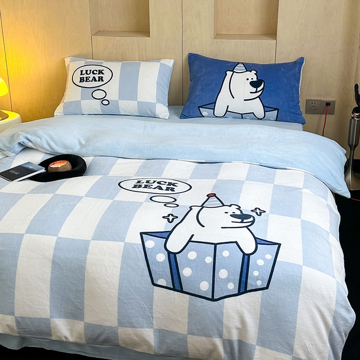 91家纺网 家纺一手货源 找家纺 昔可家纺 2024新款大版数码印花设计师牛奶绒四件套 蓝格礼物熊