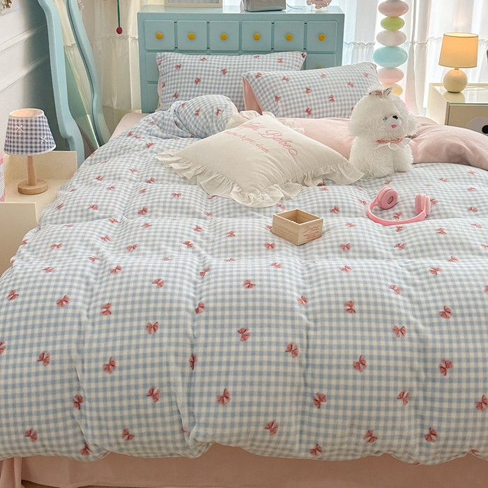 91家纺网 家纺一手货源 找家纺 昔可家纺 2024新款印花牛奶绒四件套系列-ins少女系列 蓝格蝴蝶结