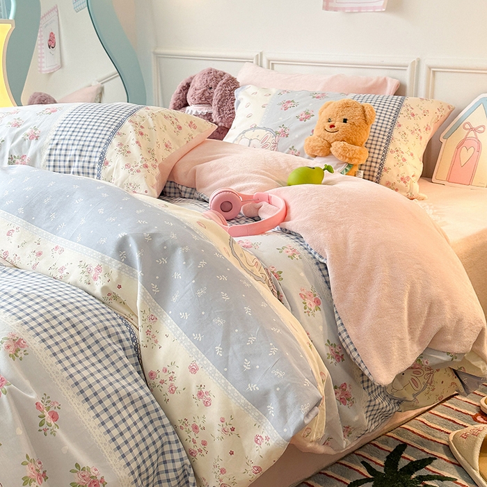 91家纺网 家纺一手货源 找家纺 昔可家纺 2024新款秋冬新款棉加牛奶绒四件套 蓝格草莓兔