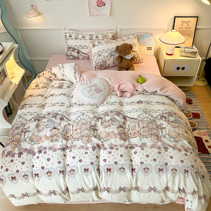 91家纺网 家纺一手货源 找家纺 昔可家纺 2024新款印花牛奶绒四件套系列-洛丽塔风 小熊玩偶屋