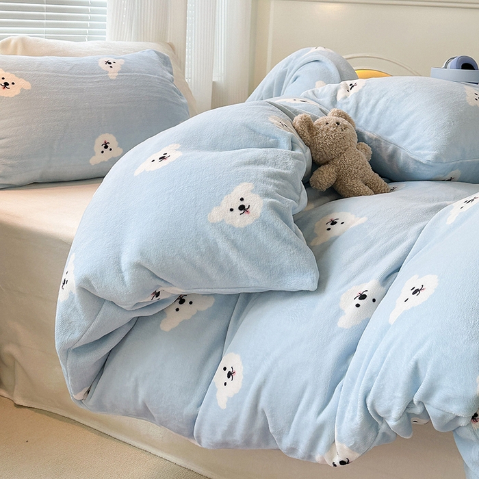 91家纺网 家纺一手货源 找家纺 昔可家纺 2024新款印花牛奶绒四件套系列-2023年热款系列 蓝底小白熊