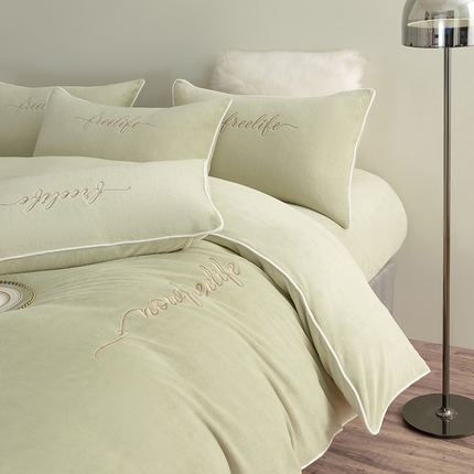 91家纺网 家纺一手货源 找家纺 （总）安莱生活 2024新款A类高克重小香风奢美牛奶绒英文刺绣四件套