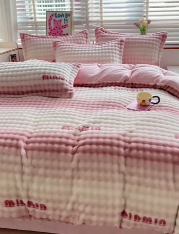 91家纺网 家纺一手货源 找家纺 梵克保罗 2024秋冬新款加厚泡泡牛奶绒数码印花工艺立体仿兔毛四件套 粉色空间