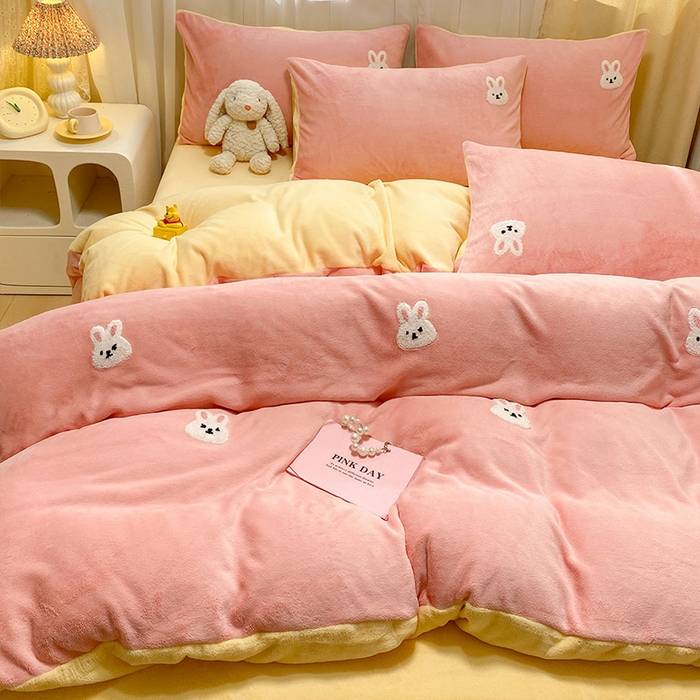 91家纺网 家纺一手货源 找家纺 眠帛家居 2024新款高克重双拼牛奶绒毛巾绣四件套 小兔子