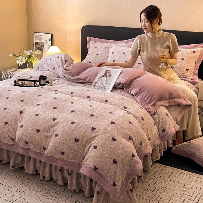 91家纺网 家纺一手货源 找家纺 茉保家纺 2024新款包边款印花牛奶绒床盖四件套 爱心(紫）