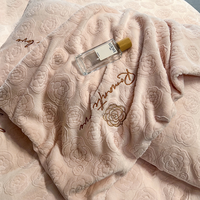 91家纺网 家纺一手货源 找家纺 眠多宝 2024新款纯色牛奶雕花绒刺绣四件套 樱花粉