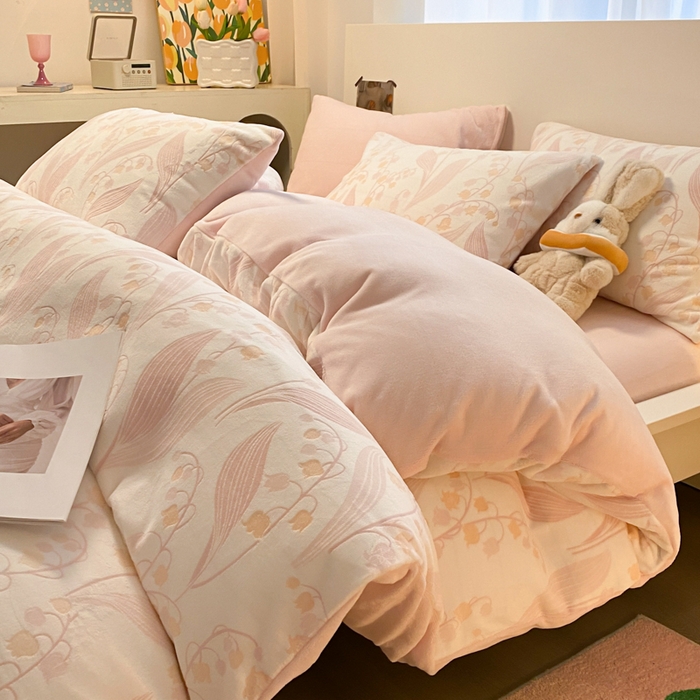 91家纺网 家纺一手货源 找家纺 呗旺鹿 2024新款高克重着色烂花雕花牛奶绒轻奢四件套 春日铃兰樱花粉