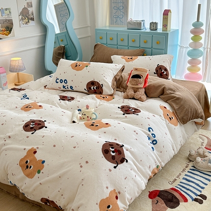 91家纺网 家纺一手货源 找家纺 昔可家纺 2024新款印花牛奶绒四件套系列-卡通系列 小熊曲奇