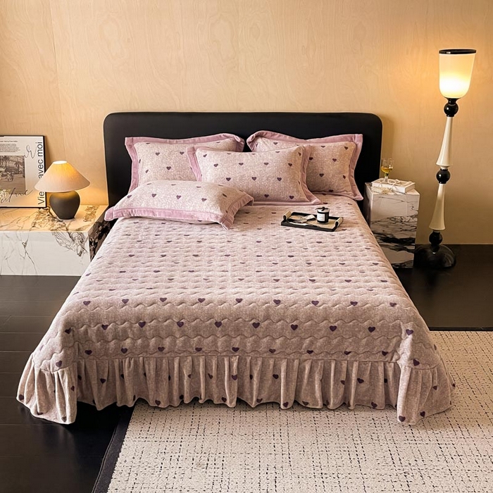 91家纺网 家纺一手货源 找家纺 茉保家纺 2024新款包边款印花牛奶绒床盖四件套 爱心(紫）