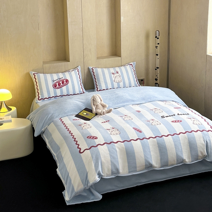 91家纺网 家纺一手货源 找家纺 昔可家纺 2024新款大版数码印花设计师牛奶绒四件套 草莓魔法棒兔