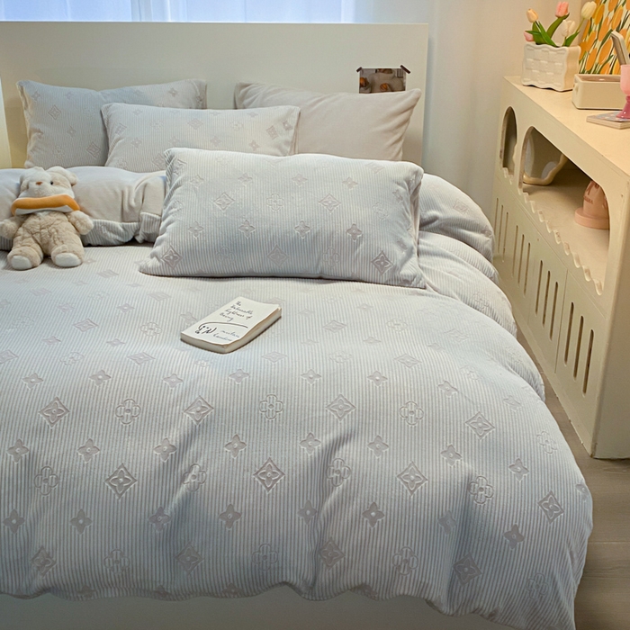 91家纺网 家纺一手货源 找家纺 呗旺鹿 2024新款高克重着色烂花雕花牛奶绒轻奢四件套 爱维午夜蓝