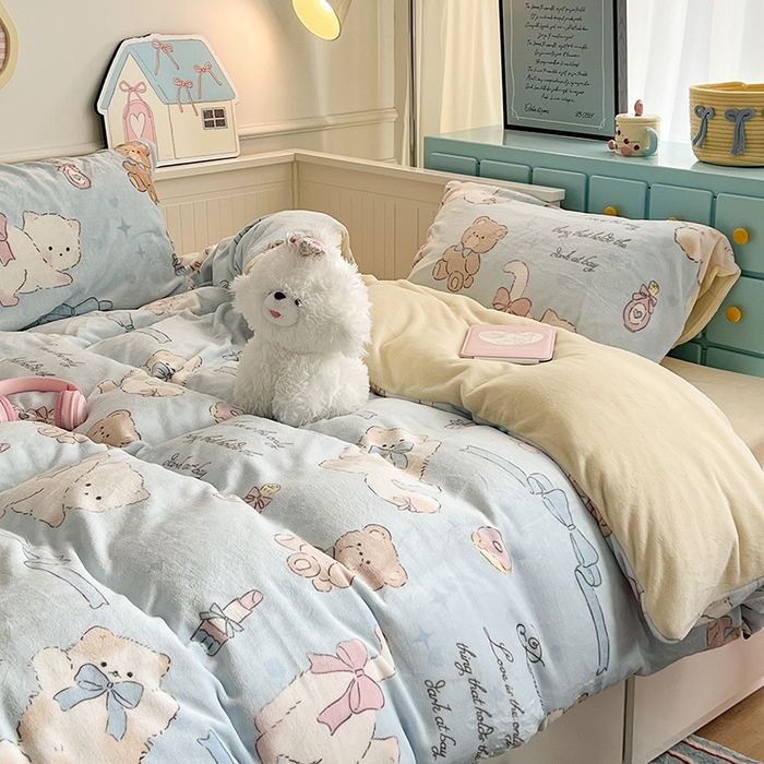 91家纺网 家纺一手货源 找家纺 昔可家纺 2024新款印花牛奶绒四件套系列-卡通系列 小熊礼物