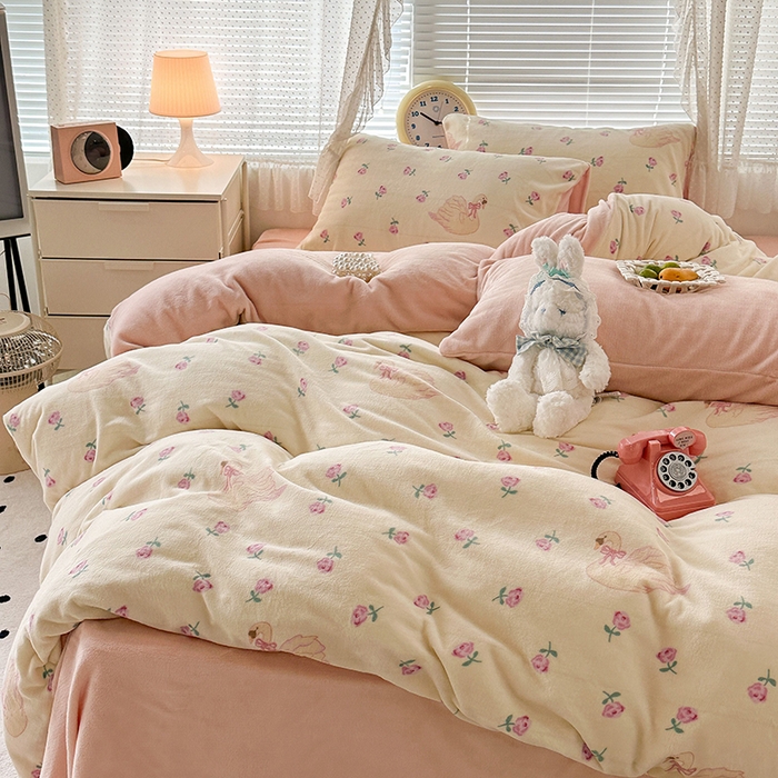 91家纺网 家纺一手货源 找家纺 昔可家纺 2024新款印花牛奶绒四件套系列-2023年热款系列 天鹅玫瑰