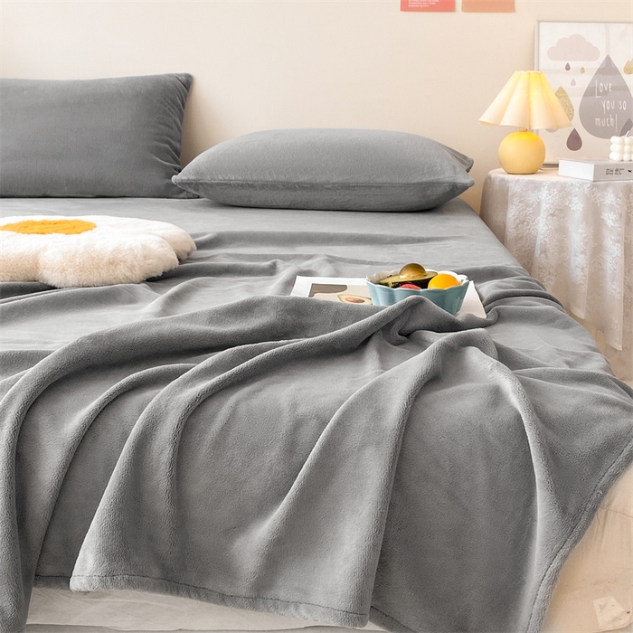 91家纺网 家纺一手货源 找家纺 眠帛家居 2024新款纯色高克重牛奶绒单床单 浅灰