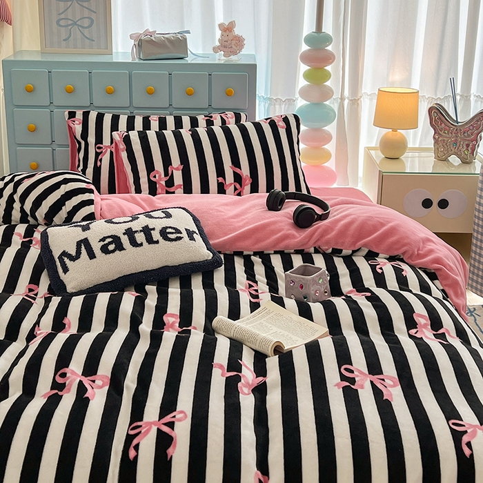 91家纺网 家纺一手货源 找家纺 昔可家纺 2024新款印花牛奶绒四件套系列-ins少女系列 黑粉芭蕾蝴蝶结