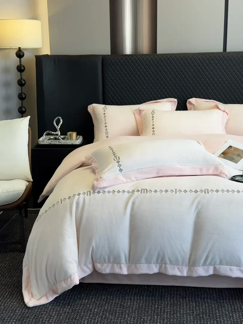 91家纺网 家纺一手货源 找家纺 凡客家居 2024新款高克重牛奶绒绣花拼角四件套 樱花粉